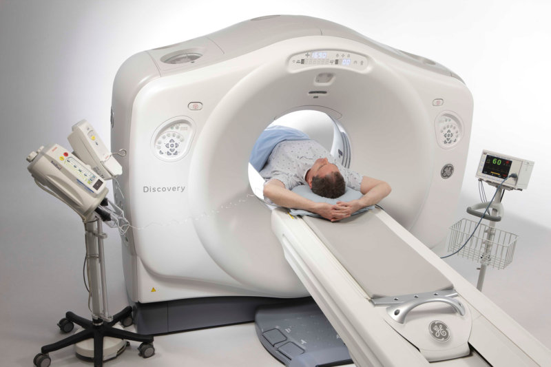 É possível que o profissional solicite uma radiografia com contraste oral ou uma tomografia computadorizada do abdômen para verificar se há uma fístula ou não.